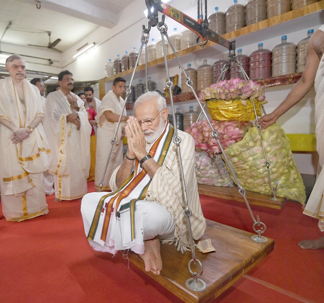 PM Modi visits Kerala, offers prayers at  Guruvayur Temple
