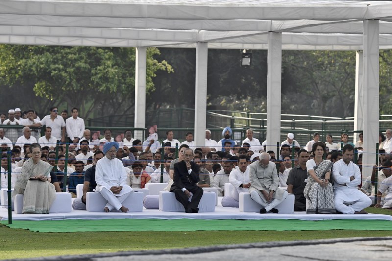 Rahul, Priyanka pay homage to Rajiv Gandhi