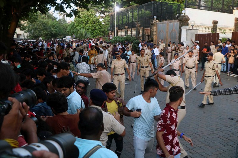 Bollywood King Khan waves at fans on his birthday