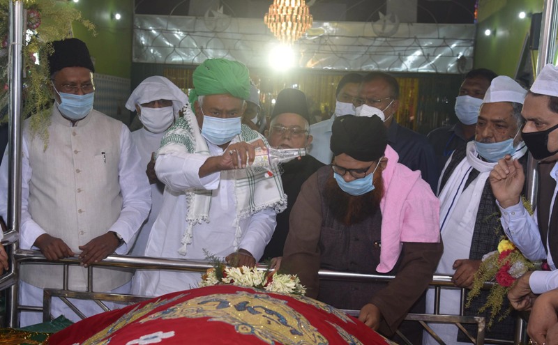 Bihar CM Nitish Kumar offers prayers at High Court Mazar in Patna