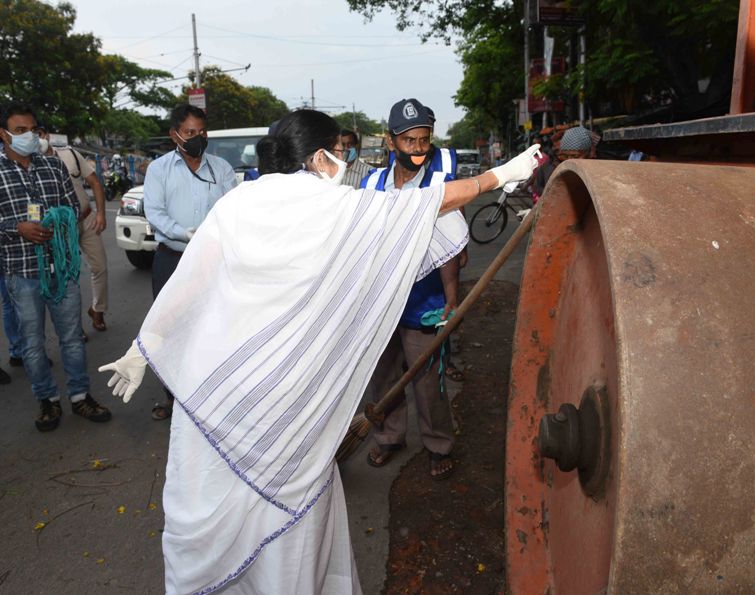 Mamata Banerjee supervises implementation of lockdown in Kolkata