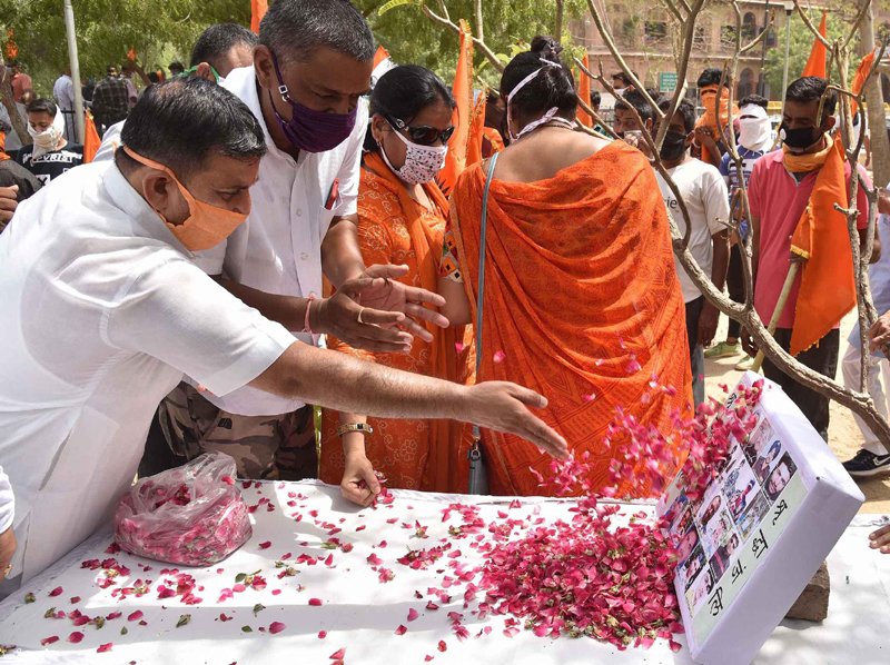 Hindu Jagaran Manch pays floral tributes to Ladakh martyrs