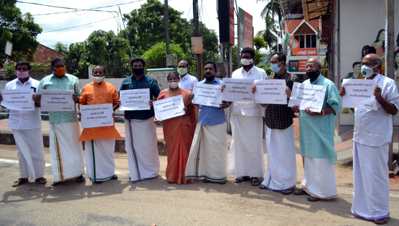 Kerala BJP leaders protest against CM Pinarayi Vijayan