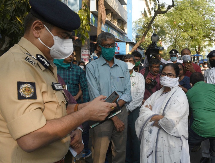 Mamata Banerjee visits hospitals to see Covid-19 preparedness