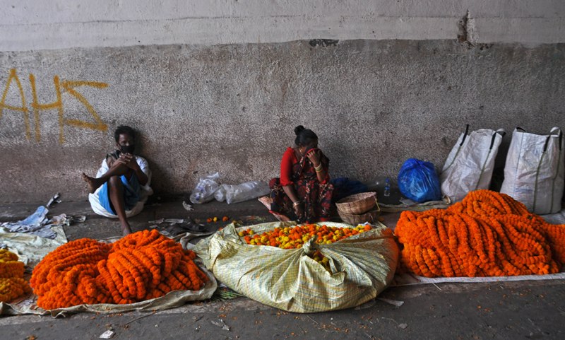 Kolkata in Lockdown: Deserted streets of downtown area and people in markets