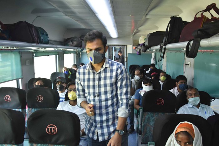Passengers at a train in Mathura