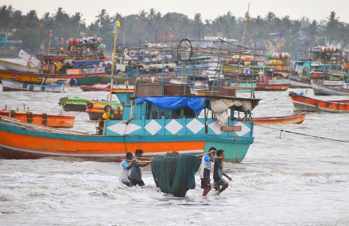 Mumbai fishermen return from sea in Mumbai
