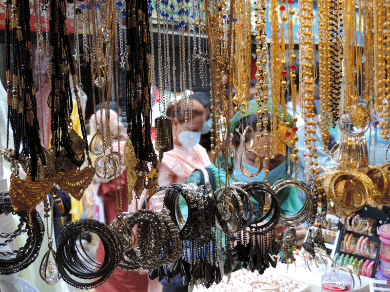 Srinagar: People gear up to celebrate Eid