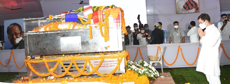 Rahul Gandhi pays homage to late Tarun Gogoi