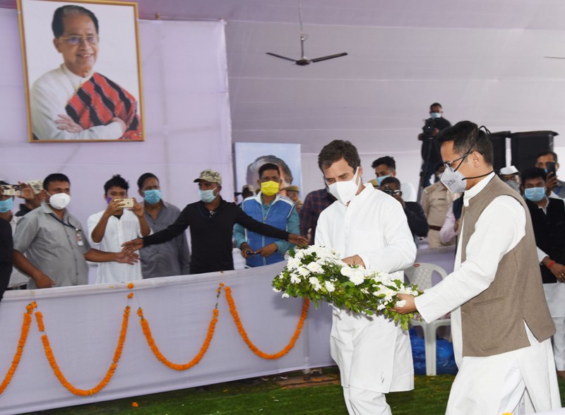 Rahul Gandhi pays homage to late Tarun Gogoi