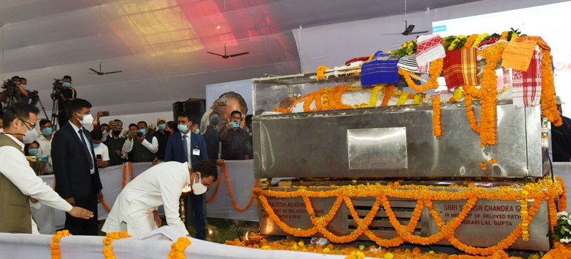 Rahul Gandhi pays homage to late Tarun Gogoi