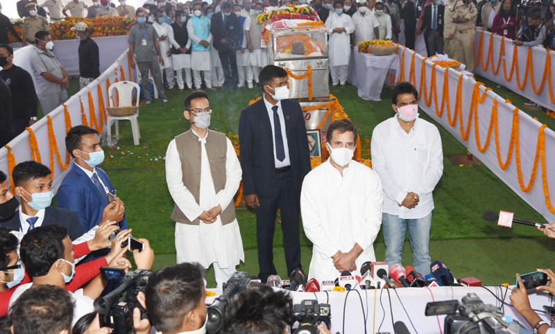 Rahul Gandhi pays homage to late Tarun Gogoi