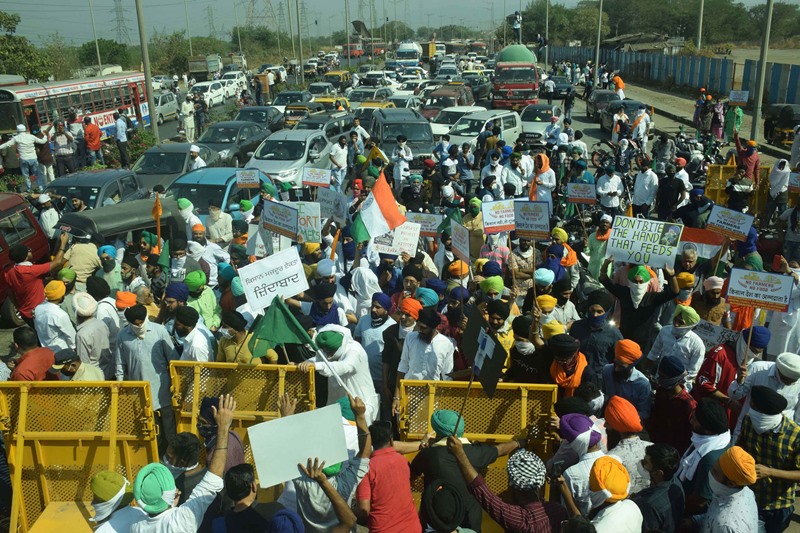 Sikh community block traffic at Vashi Toll Naka in Mumbai protesting farm laws