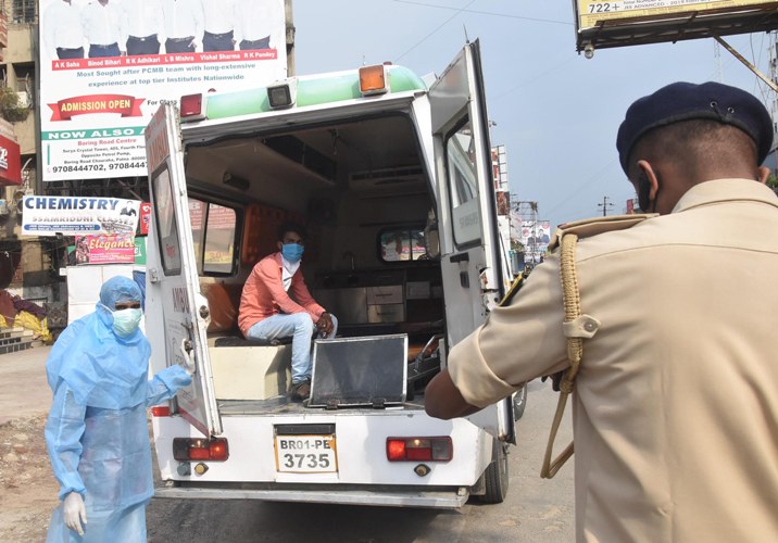 Discharged Covid patients given see-off by hospital staffs in Kannur