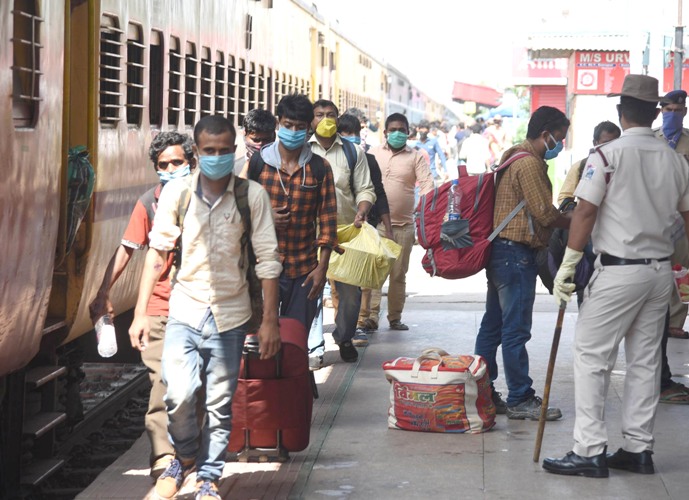 Stranded migrant workers return homes in special trains
