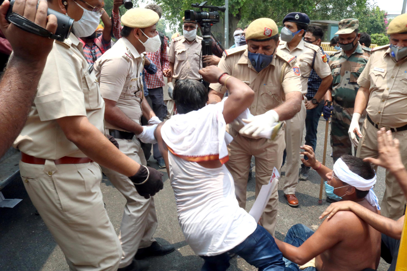 Congress protests Indian Railway privatisation in Delhi