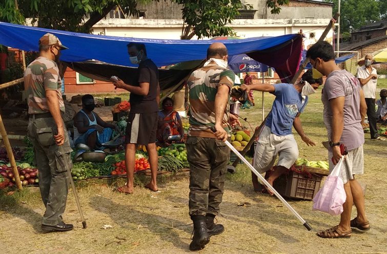 BSF supervises a market during lockdown in Kolkata