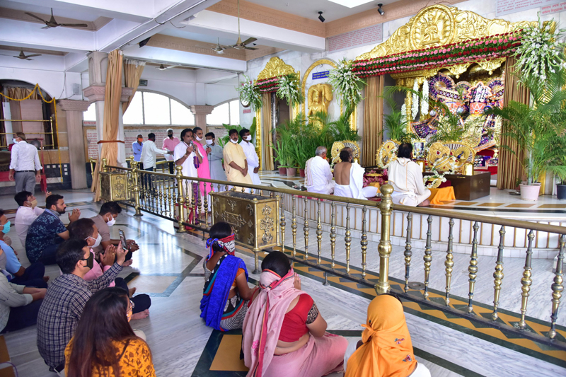Priest performs puja at Ahmedabad Jagannath temple