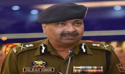 Still time to shun violence, tells J&K DGP to local youth holding gun