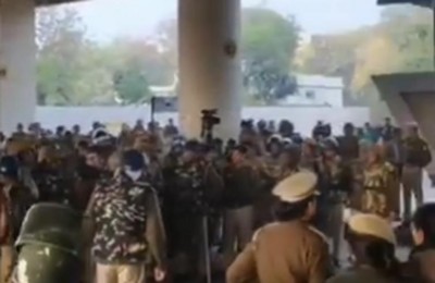 CAA protests: Stone pelting occurs in Maujpur, two groups clashÂ 