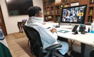 Dharmendra Pradhan interacts with over 1000 LPG distributors through video conferencing 