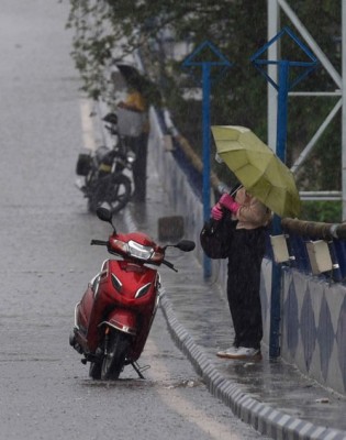 Downpour during lockdown in Kolkata