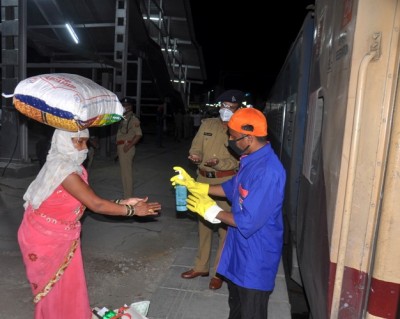 Migrants reach Charbagh railway station to board special train during lockdown
