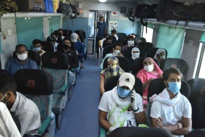Passengers at a train in Mathura
