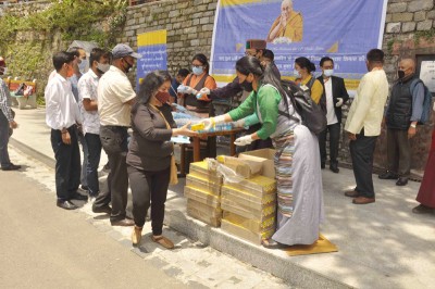 Shimla: Dalai Lama followers distribute masks, sanitizers and juice