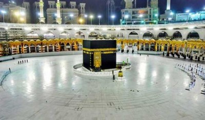 Hajj Pilgrimage: Touching Kaaba banned