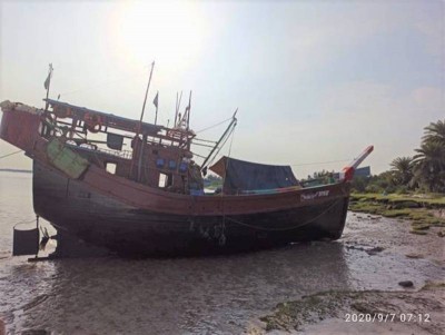 Indian Customs seizes smuggled textiles worth Rs 3.3 crore on fishing trawler to Bangladesh