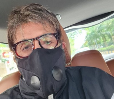 Amitabh Bachchan begins his workday with a selfie 