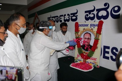 Former Karnataka CM Siddaramaiah pays tribute to Pranab Mukherjee