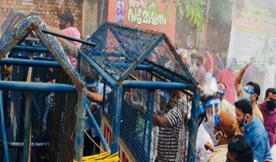 Gold smuggling: Youth league stages protest, demands resignation of CM Pinarayi Vijayan