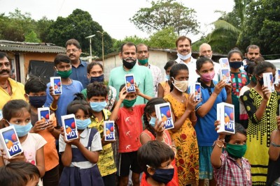 Mumbai: BJP leader Sanjay Pandey distributes smart phones to support tribal students