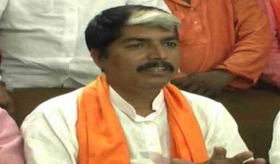 Hindu Yuva VahiniÂ president escapes unhurt in attack in UP