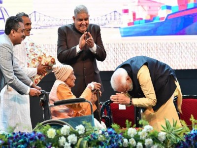 Modi touches feet of 105-year-old Kolkata Port Trust former worker