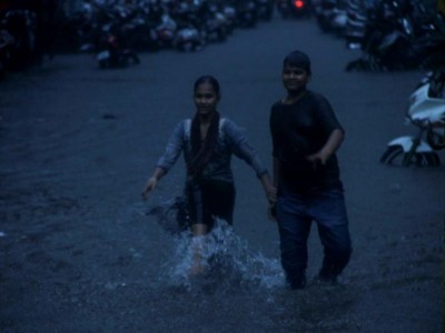 Heavy rains lash Mumbai and surroundings; Water-logging, traffic snarls reported from low lying areas