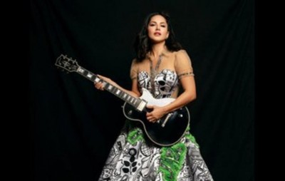 With guitar in her hand, Sunny Leone looks stunning in her latest Twitter imagesÂ 