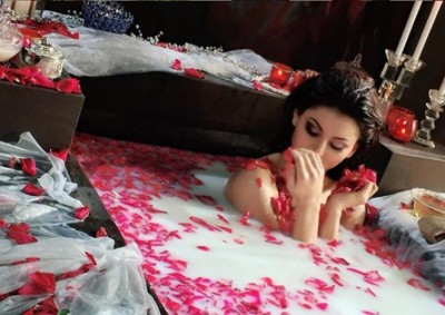 Urvashi Rautela takes bath in flower filled bathtub, shares glamorous image with fansÂ 