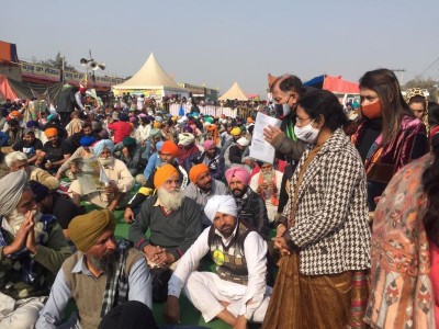 5 Trinamool Congress MPs meet farmers at Singhu border, Mamata speaks to protesters again