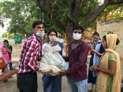 Sunaayy Foundation and Young Indians collaborte to distribute relief material to poor daily wage labourers