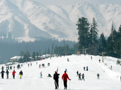 Srinagar turns white again after fresh snowfall