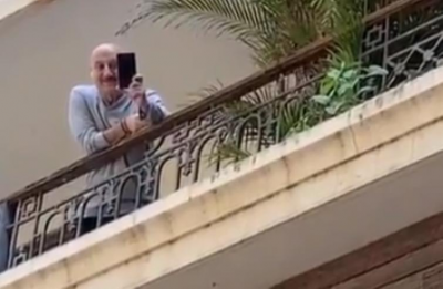 Anupam Kher prefers balcony to interact with Anil Kapoor amid Coronavirus scare