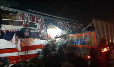 UP: Bus collides with truck on Agra-Lucknow Expressway, 14 killed