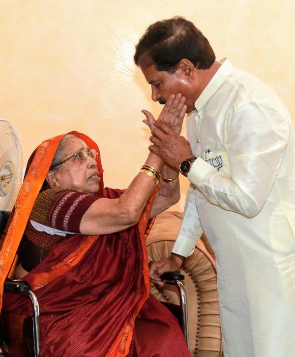 Junior Railway Minister Suresh Angadi passes away