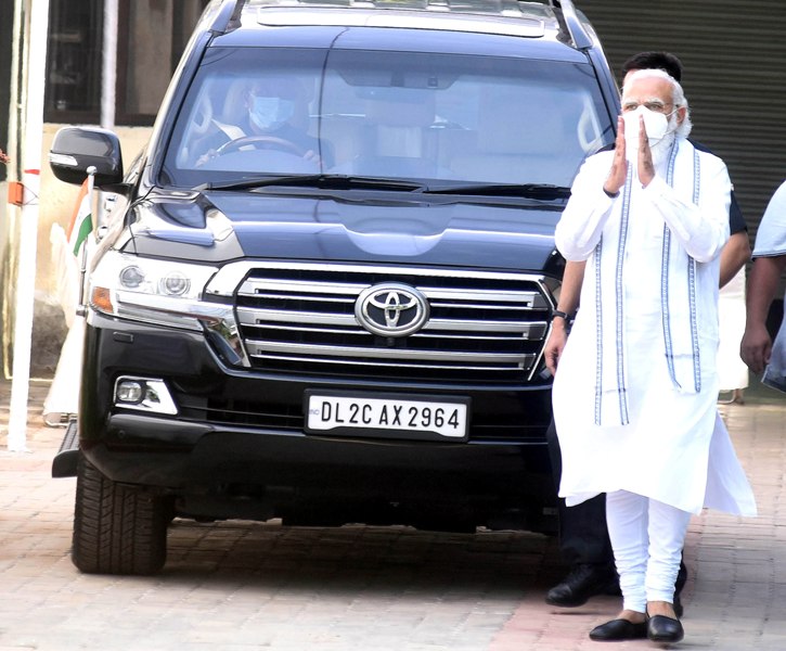 PM Modi pays condolence to late Keshubhai Patel’s family