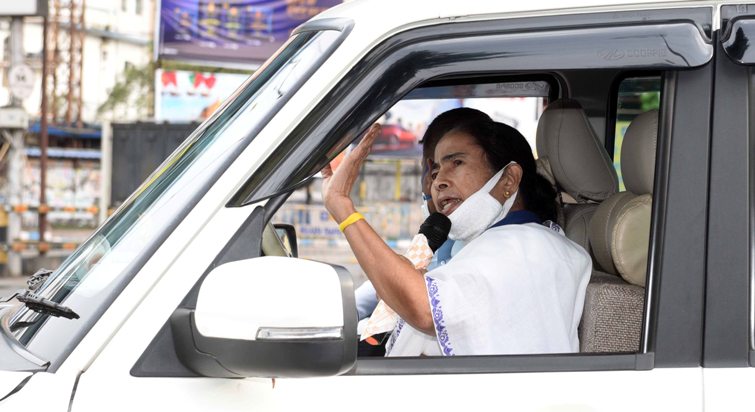 Mamata Banerjee supervises implementation of lockdown in Kolkata