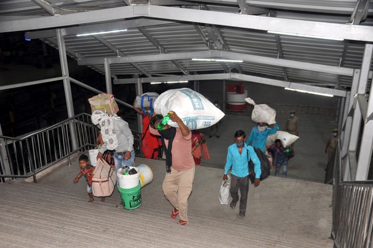 Migrants reach Charbagh railway station to board special train during lockdown
