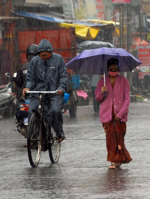 Heavy rain due to cyclone Nisarga in Balagavi